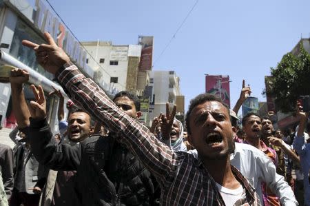 Anti-Houthi protesters shout slogans before pro-Houthi police opened fire in the air to disperse them in Taiz March 26, 2015. REUTERS/Mohamed al-Sayaghi