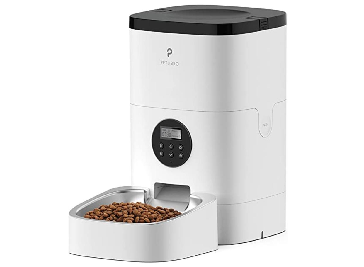 Hit snooze on your alarm with this automatic pet food dispenser. (Source: Amazon)