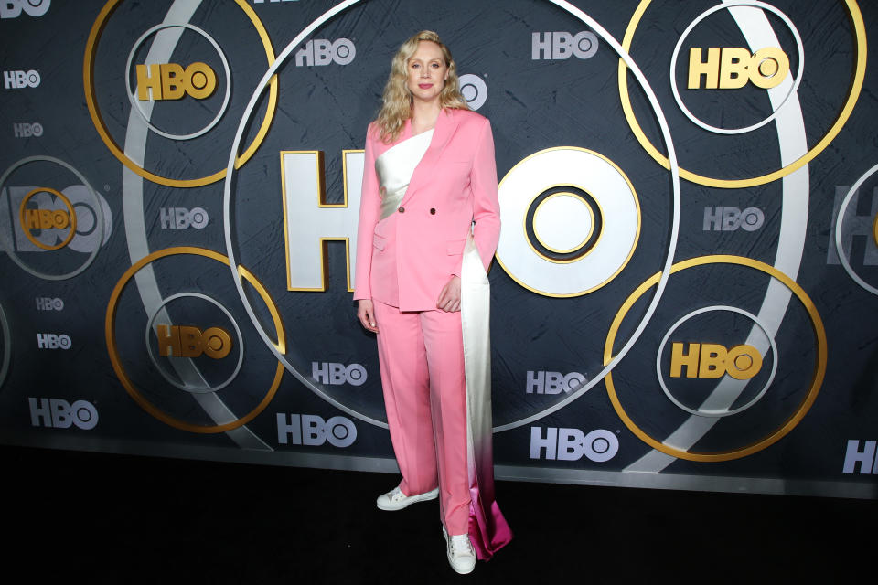 Rosa Hosenanzug mit offenen Haaren und Sneakers: Gwendoline Christie zeigte, wie androgyner Chic geht (Bild: Getty Images)