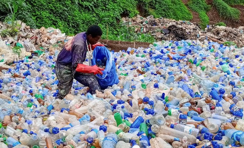 Congolese artist paints politicians' portraits in plastic in Bukavu