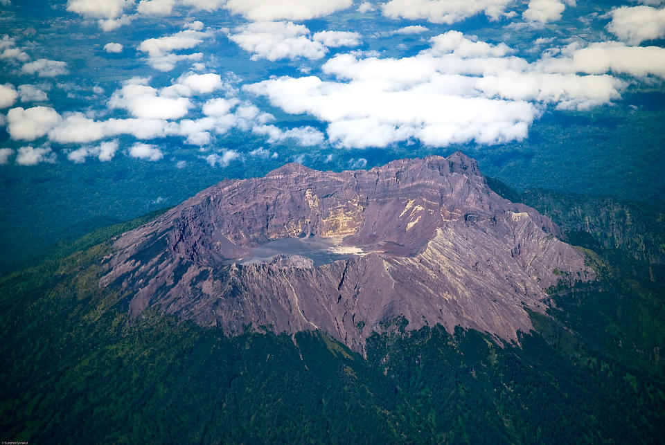 印尼北蘇拉威西省魯仰火山（圖）近日五度噴發，當局緊急關閉火山附近一座國際機場，搜救人員18日忙著疏散當地數以千計居民。（資料照／Getty Images）