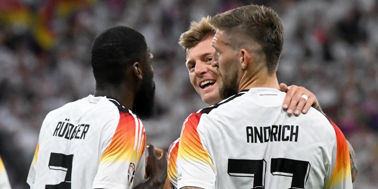 Toni Kroos : „Erstmal sind wir glücklich, dass wir es geschafft haben. Ich glaube, dass wir zum wiederholten Mal gezeigt haben, dass wir mit einem Rückstand umgehen können. Ich hatte das Gefühl wir waren wirklich 90 Minuten auf dem Gaspedal und wir haben uns belohnt am Ende. Die Schweiz ist eine gute Mannschaft, sie gehen mit der ersten Möglichkeit früh in Führung. Ich bin total zufrieden mit der Mannschaft, muss ich ehrlich sagen. (...) Wer aufmerksam geschaut hat hat gesehen, dass wir taktisch etwas verändert haben. Und es ist wichtig, dass wir variabel sind. Ich glaube, dass wir gewappnet sind fürs Achtelfinale.“<span class="copyright">dpa</span>