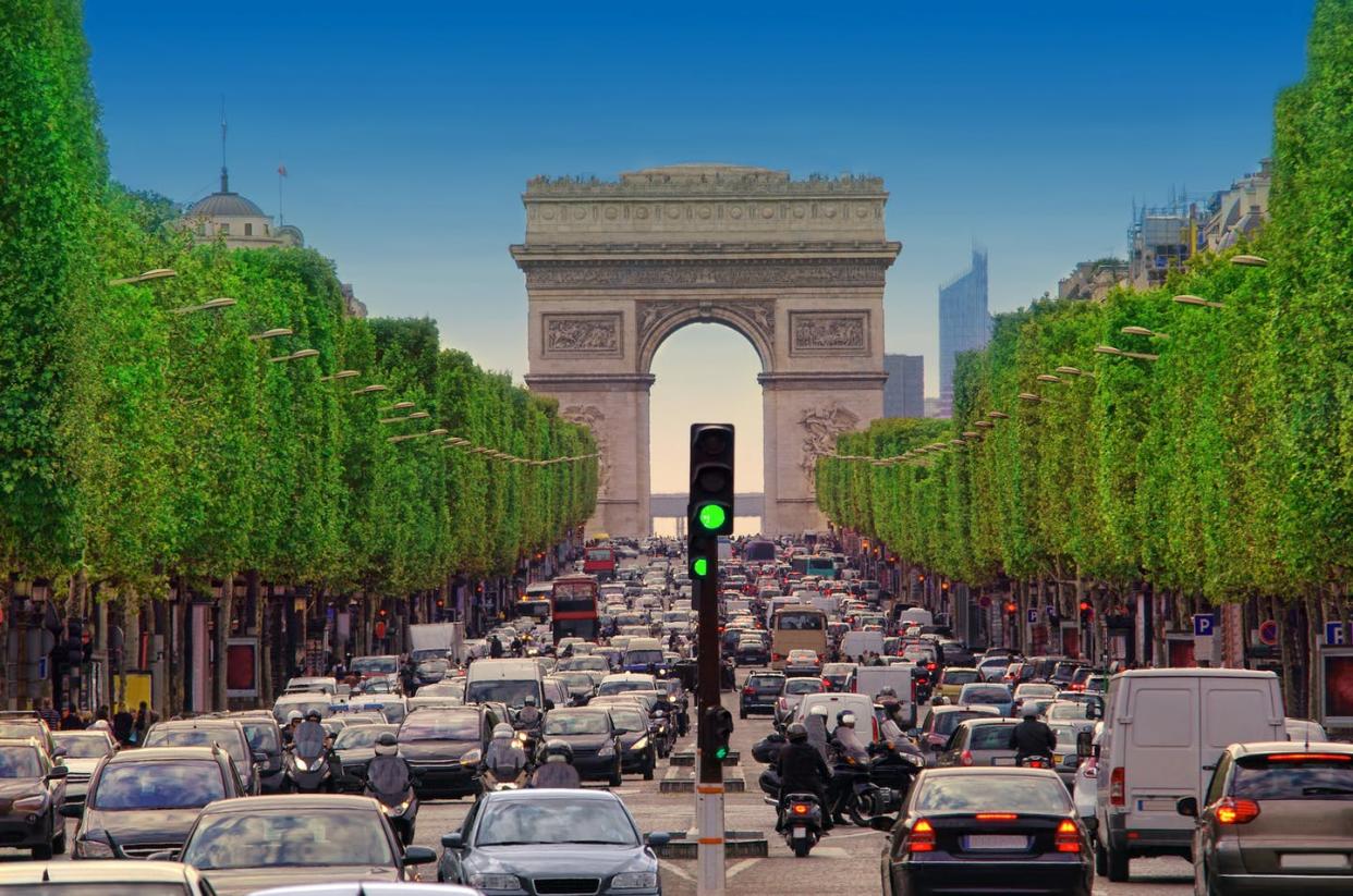 <span class="caption">El tramo de los Campos Elíseos que rodea el Arco del Triunfo en París será peatonal en 2030.</span> <span class="attribution"><a class="link " href="https://www.shutterstock.com/es/image-photo/traffic-jam-cars-paris-city-france-1028874577" rel="nofollow noopener" target="_blank" data-ylk="slk:Ioan Panaite / Shutterstock;elm:context_link;itc:0;sec:content-canvas">Ioan Panaite / Shutterstock</a></span>