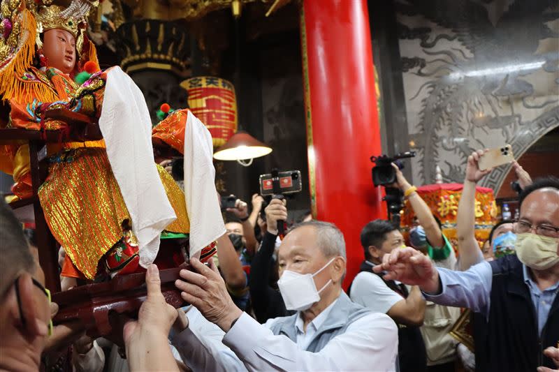 下午才到拱天宮接駕媽祖，苗栗縣長徐耀昌確診。（圖／翻攝自徐耀昌加油讚臉書）