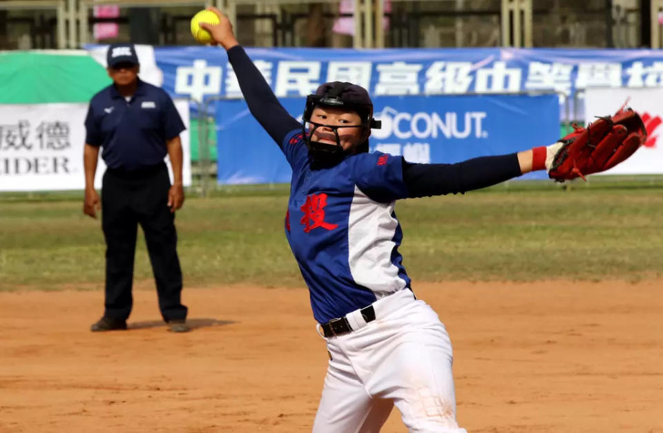 國中甲組，北市北投派出郭俐妤先發主投，最後以8比1勝南市安平。高中體總提供