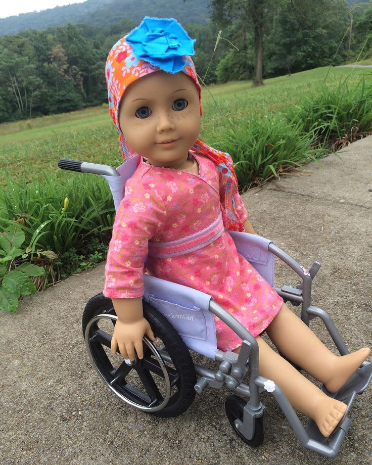 <p>Melissa Shang, la niña que inspiró a esta empresa a fabricar muñecas con sillas de ruedas, tiene una enfermedad degenerativa y actualmente incurable llamada Charcot-Marie-Tooth, que afecta a los nervios fuera del cerebro y la médula espinal, según el Instituto Nacional de Salud de Estados Unidos. </p>