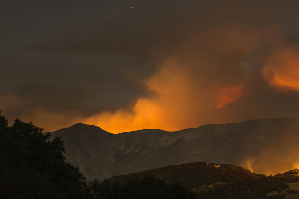 (FOTOS) Avance aterrador del fuego en California