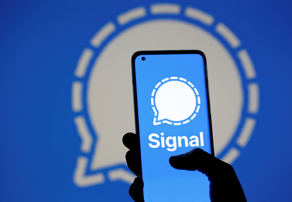 Signal y WhatsApp emplean una tecnología llamada cifrado de extremo a extremo. REUTERS/Dado Ruvic