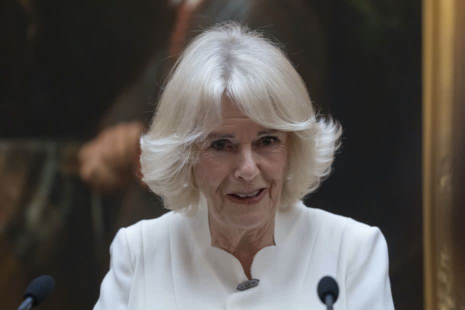 why queen consort camilla signs off her tweets with an 'r'