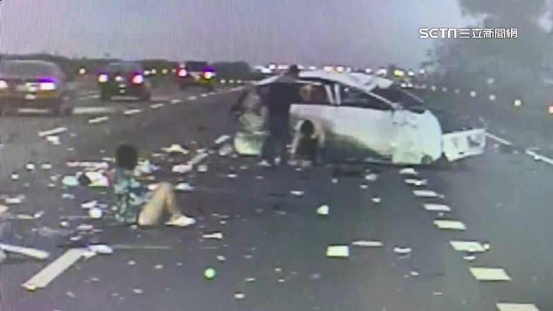 車禍發生後，女子驚恐呆坐在地上。