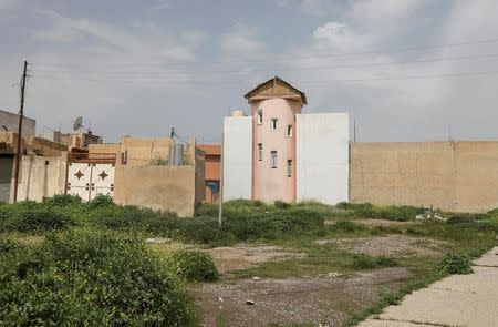 Una casa vacía en el pueblo de Qaraqosh, sur de Mosul, Irak. 12 de abril 2017. Ahora que Estado Islámico ha sido expulsado, los cristianos iraquíes están volviendo poco a poco a la destruida localidad de Bajdida -también conocida como Qaraqosh-, entre la ansiedad por su seguridad y la esperanza de poder vivir en armonía con musulmanes de todas las creencias.REUTERS/Marko Djurica