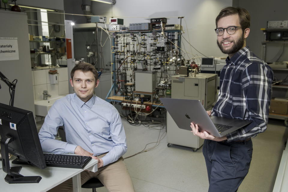 Molecule.one founders Piotr Byrski and Paweł Włodarczyk-Pruszyński in a lab.