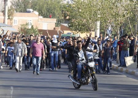 Kurdish protesters chant against the Turkish government as they arrive for the funeral of a fellow demonstrator, who was killed during violent unrest, in Turkey's predominantly Kurdish southeastern city of Diyarbakir, southeastern Turkey October 9, 2014. REUTERS/Osman Orsal