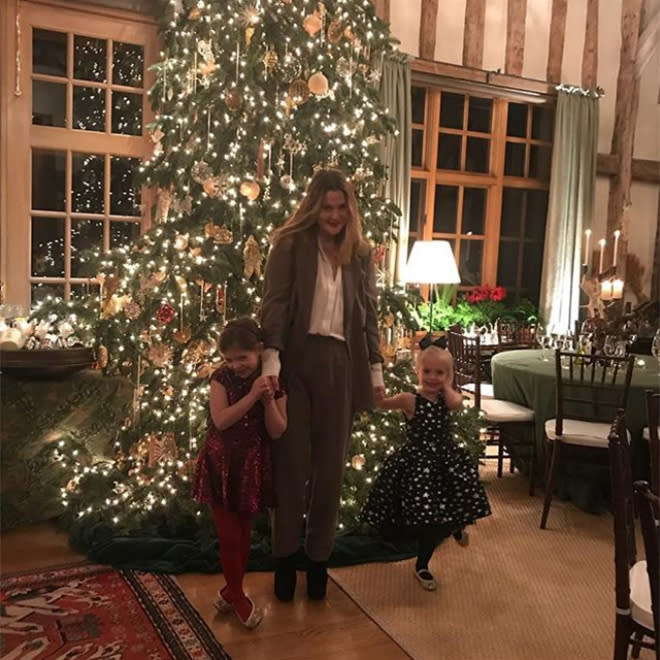 <p>Über Weihnachten freute sich Hollywoodstar Drew Barrymore offenbar mindestens genauso wie ihre Töchter Frankie und Olive. “Frohe Weihnachten 2017 … Sieh dich lieber vor, 2018!”<br>(Foto: Instagram/Drew Barrymore) </p>