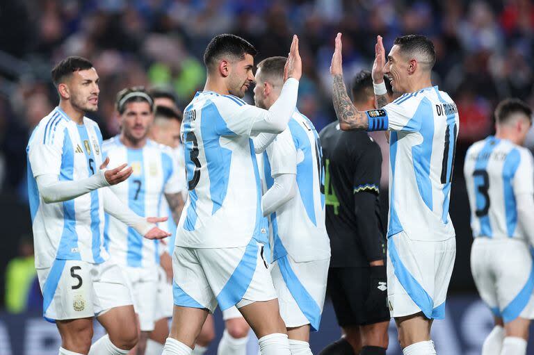 El saludo entre Cristian Romero, autor del primer gol, y el capitán Di María; observa Leandro Paredes, de buena actuación en el 3-0 sobre El Salvador en Filadelfia