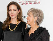 <p>A Angelina Jolie no le sentó nada bien que su suegra apoyase al candidato republicano Mitt Rommey frente a Barack Obama ni que criticase el matrimonio homosexual mientras ella lo defendía. Por si fuera poco, Jane Etta Pitt seguía manteniendo una relación cordial con Jennifer Aniston. Así que, al contrario de lo que le ocurrió a casi todo el mundo, seguro que la madre de Brad Pitt no quedó muy afectada cuando se conoció el fin de <em>Brangelina</em>. (Foto: D Dipasupil / Getty Images). </p>