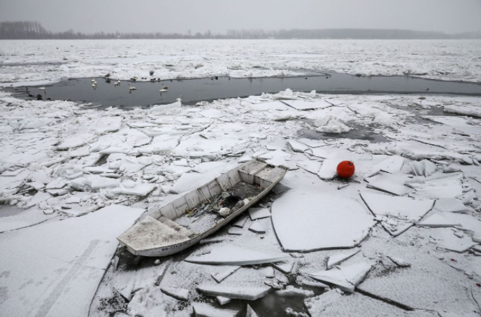 <p>In Belgrad, Serbien, steckt ein Boot im örtlichen Fluss Danube fest. (Bild: Marko Djurica/Reuters) </p>