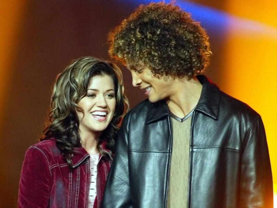 justin guarini looking lovingly at kelly clarkson on the season one finale of american idol