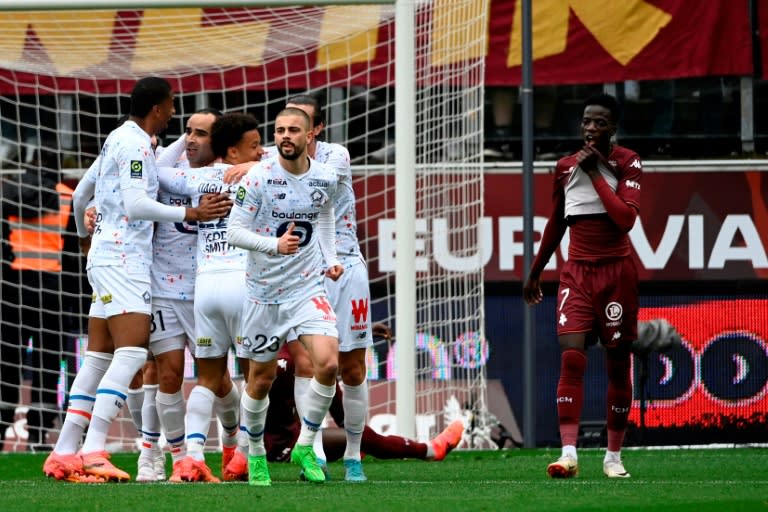 Le Lillois Ismaily, félicité par ses coéquipiers dimanche lors de la victoire du Losc à Metz pour la 31e journée de Ligue 1 (Jean-Christophe VERHAEGEN)