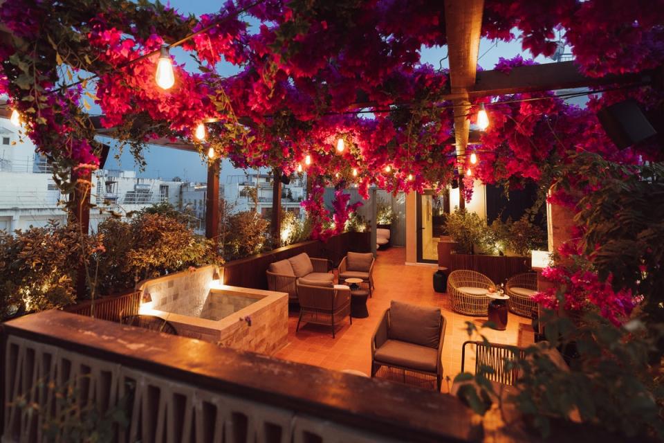 The twinkly rooftop bar at affordable hotel Gatsby Athens (Gatsby_print©stavroshabakis-97)