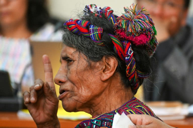 Indígena Ixil Lorenza Santiago, sobreviviente de la guerra civil guatemalteca, habla durante una audiencia contra el general retirado Benedicto Lucas García en una corte en la Ciudad de Guatemala el 8 de abril de 2024. Un tribunal guatemalteco inició un juicio contra Benedicto Lucas García, de 91 años, ya condenado por crímenes de lesa humanidad, por la masacre de más de 1.200 indígenas mayas ixiles entre 1978 y 1982, período en que su hermano Romeo Lucas García estaba en el poder (JOHAN ORDONEZ)