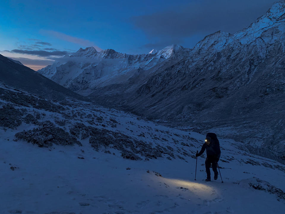 Im Himalaya ging es meist in aller Frühe los. Hier wandert Schütz auf 5350 Metern am Renjola Pass. - Copyright: Viktor Schütz