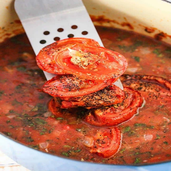 Making tomato soup from roasted tomatoes