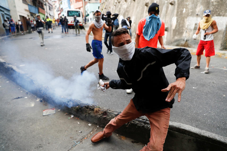 Un manifestante en una protesta contra Maduro que se realizó este lunes en Caracas. Más de 30 manifestaciones se registraron ese día en la capital venezolana. (Foto: Carlos Garcia Rawlins/Reuters)