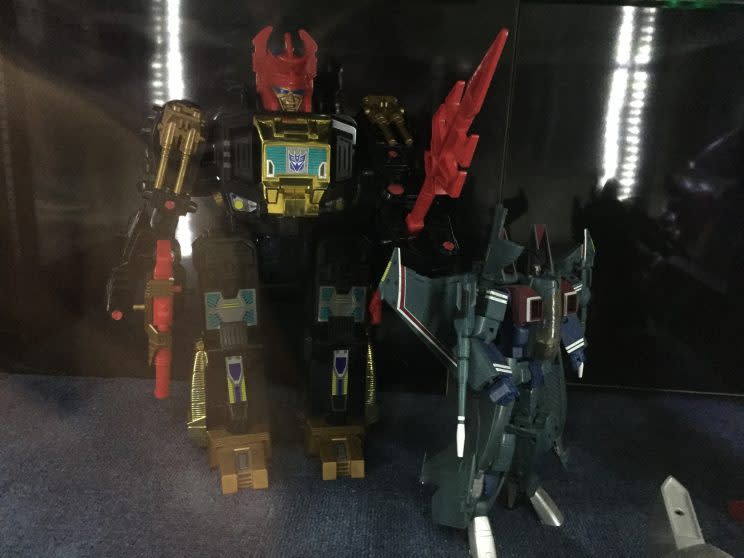 Black Zarak and Masterpiece Starscream at Robo Robo.