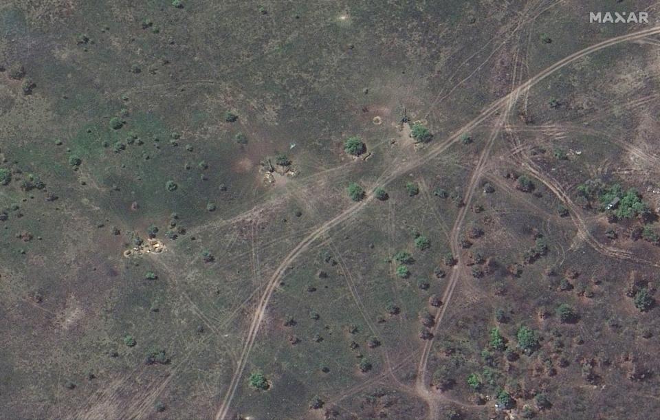 Towed artillery deployed and oriented toward Severodonetsk. (Location: 49.035, 38.521, approximately 9 kilometers northeast of Severodonetsk) (Satellite image ©2022 Maxar Technologies)