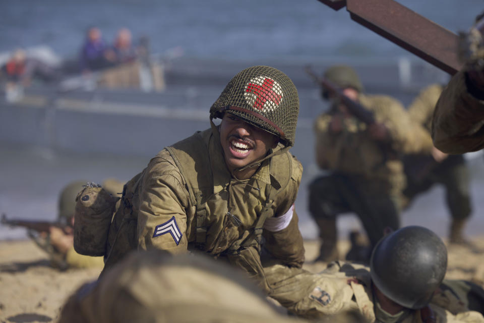 En esta imagen proporcionada por National Geographic, el actor Francesco Di Rauso, interpreta al soldado médico Waverly Woodson Jr., quien rindió servicio con el 320o Batallón de Globos de Barrera en el Día D en una escena de la serie documental "Erased: WW2's Heroes of Color". (National Geographic vía AP)