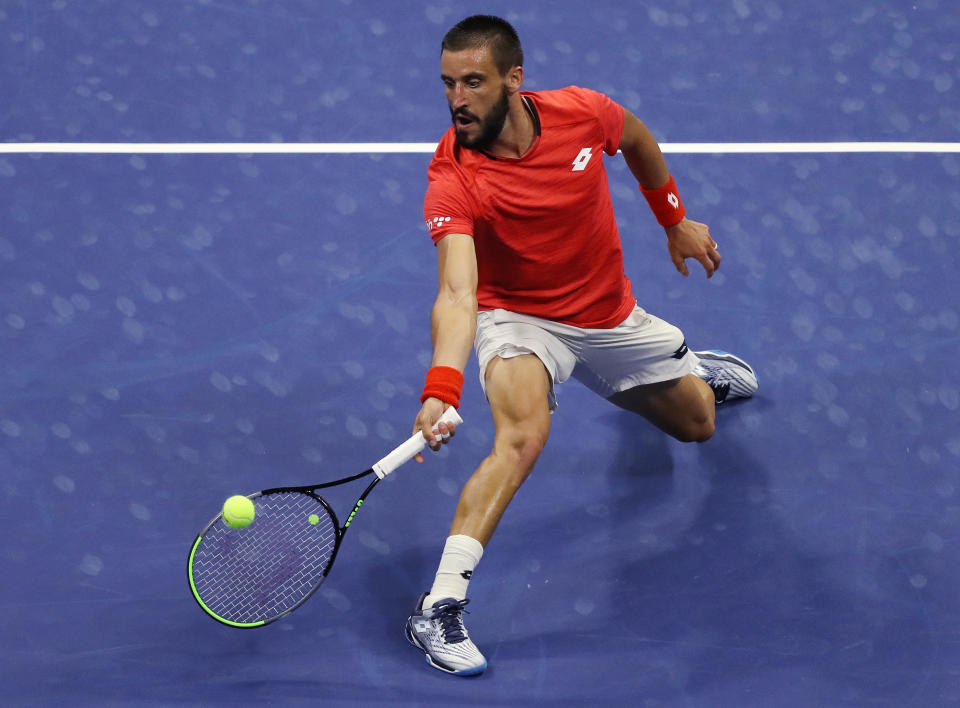 El tenista Damir Dzumhur golpeando una pelota.