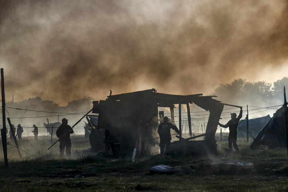 La policía destruye chozas mientras desaloja un campamento de ocupantes ilegales en Guernica, provincia de Buenos Aires, Argentina, el jueves 29 de octubre de 2020. (AP Foto/Natacha Pisarenko)