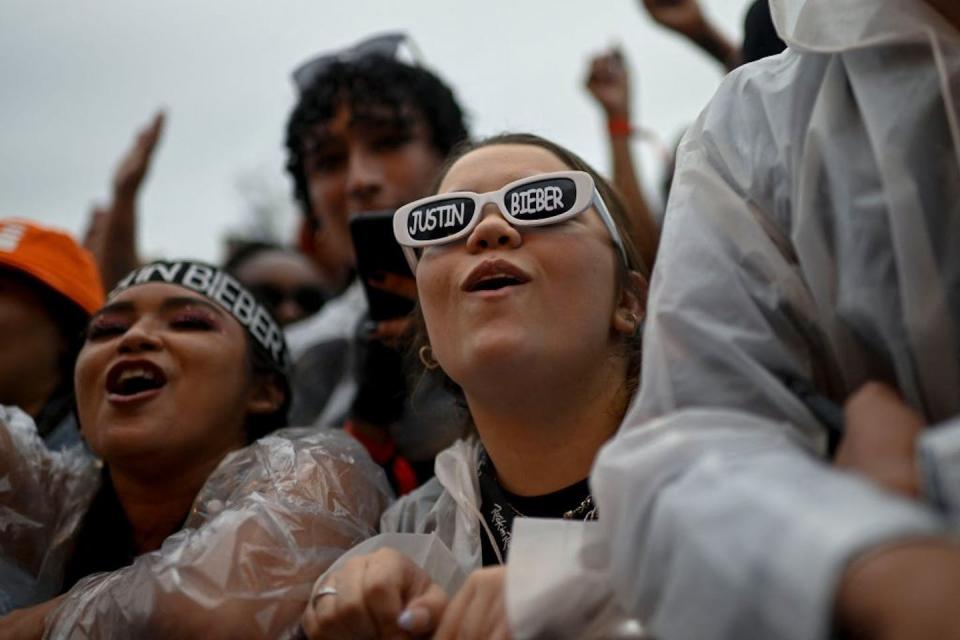 Fans of singer Justin Bieber at a 2022 concert in Rio de Janeiro. <a href="https://www.gettyimages.com/detail/news-photo/justin-bieber-fan-reacts-to-the-concert-of-the-brazilian-news-photo/1242950939?adppopup=true" rel="nofollow noopener" target="_blank" data-ylk="slk:Mauro Pimentel/AFP via Getty Images;elm:context_link;itc:0;sec:content-canvas" class="link ">Mauro Pimentel/AFP via Getty Images</a>