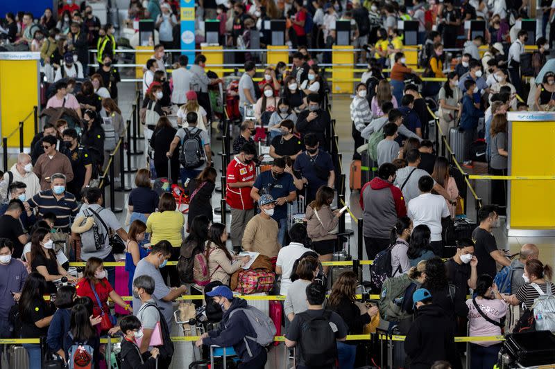 Queues at Philippines main airport after power outage