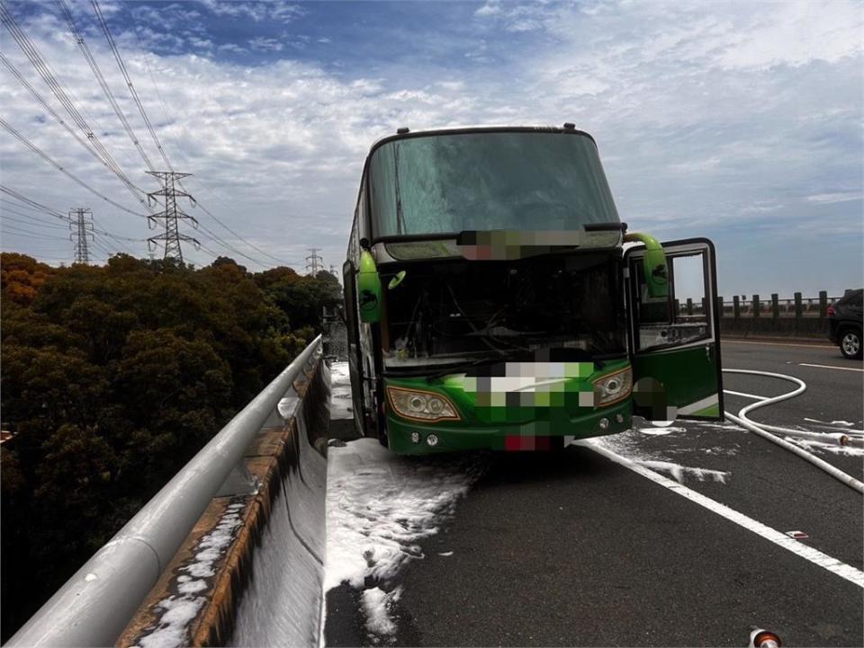 快新聞／校外教學包遊覽車出意外！國3沙鹿段火燒車「32名師生緊急疏散」