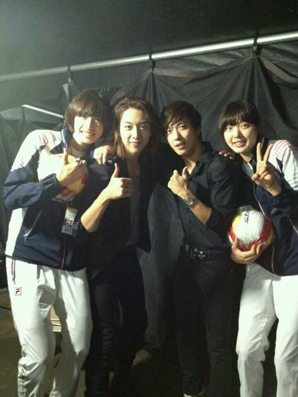 CNBLUE looking short between volleyball players