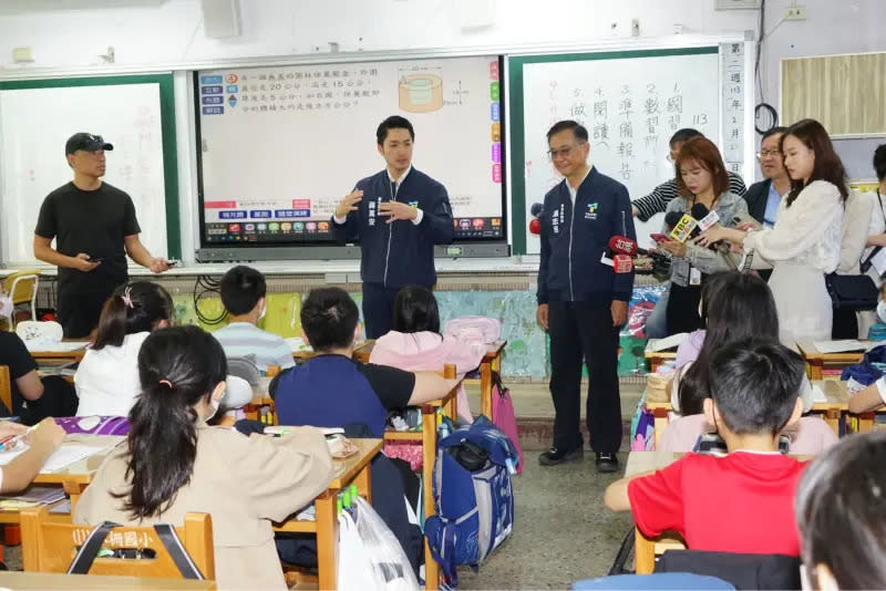 ▲深坑火災惡臭飄整晚被罵翻，台北市長蔣萬安上午急改行程赴木柵視察。（圖／北市府提供）