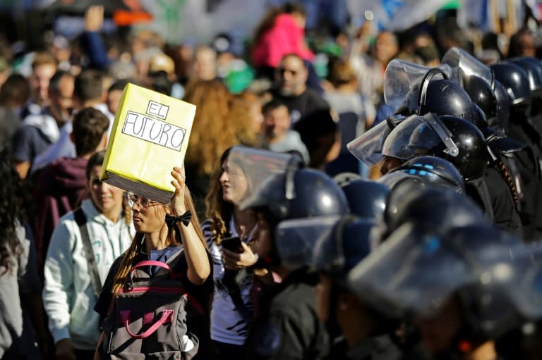 Un manifestant tient une pancarte en forme de livre sur laquelle est inscrit "L'avenir", lors d'une manifestation contre l'ajustement budgétaire des universités publiques à Buenos Aires, le 23 avril 2024 (Emiliano Lasalvia)