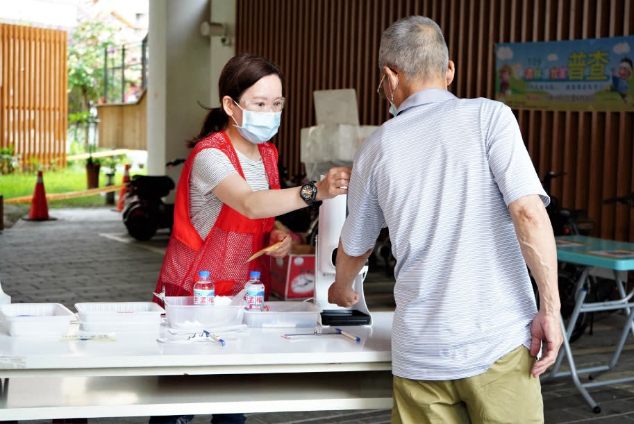 林口市場針對入內民眾進行實聯制及體溫測量   圖：林口區公所提供