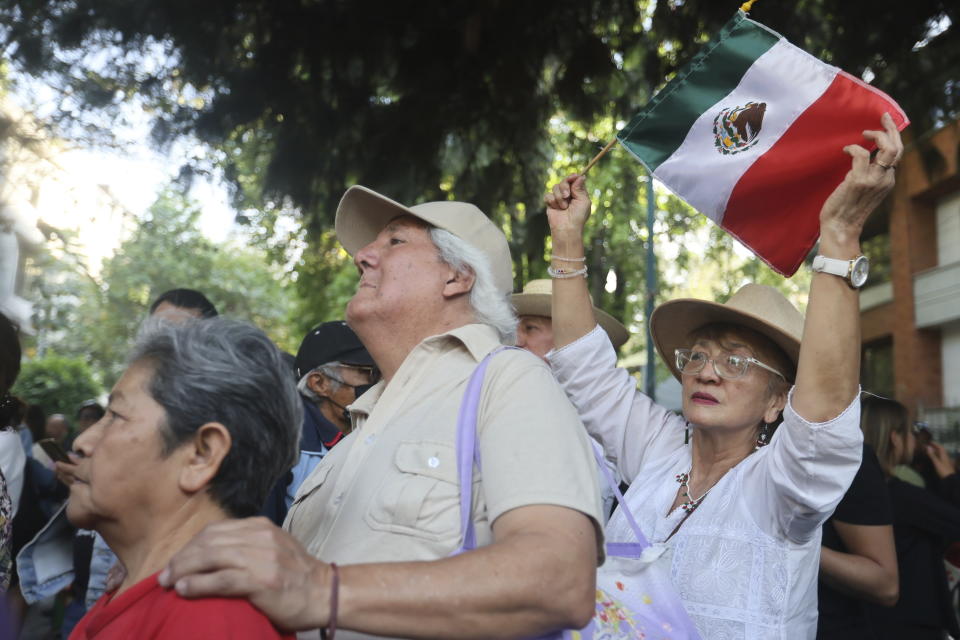 Manifestantes afuera de la embajada de Ecuador en Ciudad de México, el sábado 6 de abril de 2024. (AP Foto/Ginnette Riquelme)