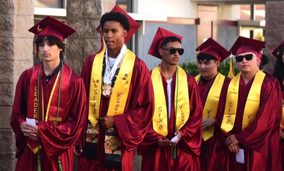 Los graduados de Golden Valley High School se dirigen a la ceremonia el jueves 6 de junio de 2024 en Golden Valley High School en Merced, California.