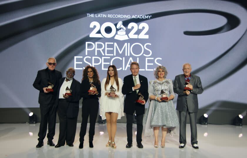 De izq. a der., Yordano, Abraham Laboriel, Rosario Flores, Myriam Hernández, Manolo Díaz, Amanda Miguel y Paquito D'Rivera.