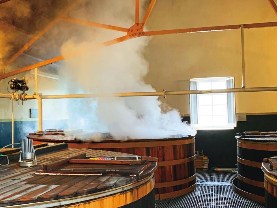 酒廠共有6個發酵槽，分別是奧勒崗松木及新疆落葉松所製。你看到的蒸汽是清洗發酵槽時的情況。