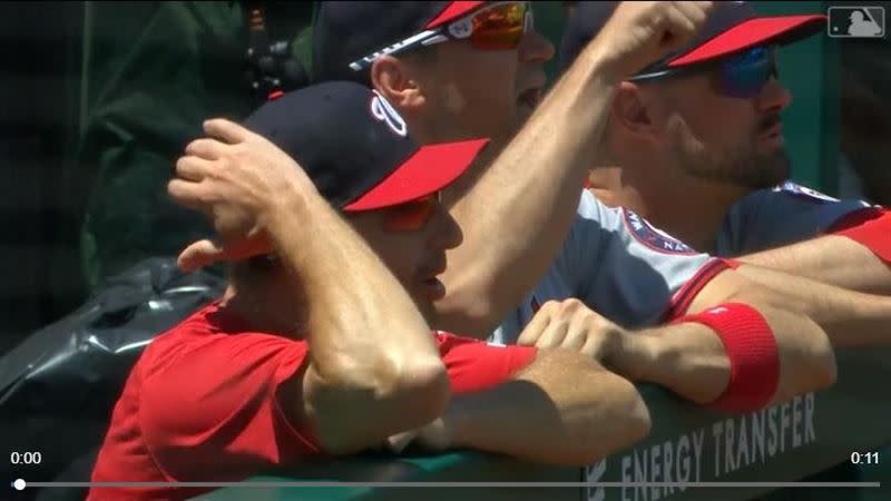 薛澤（Max Scherzer）和隊友要求裁判檢查哈波（Bryce Harper）頭髮。（圖／翻攝自MLB推特）