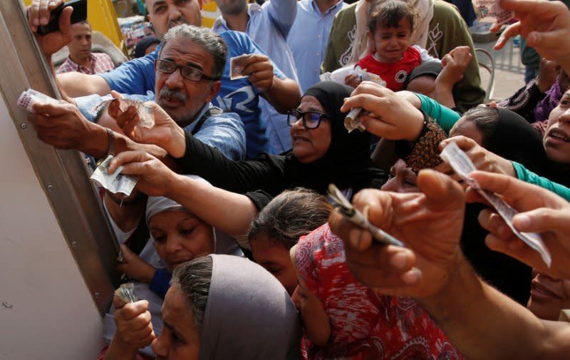 Egyptians gather to buy subsidized sugar from a government truck after a sugar shortage in retail stores across the country in Cairo, Egypt, October 14, 2016. REUTERS/Amr Abdallah Dalsh