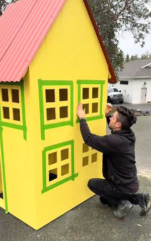 <p>Mason Smith/TikTok</p> Mason Smith decorates daughter's replica Peppa Pig house