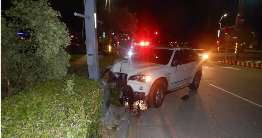 台中市黃姓男子昨晚深夜酒後開車失控自撞路燈燈桿，車頭全毀，坐在乘客座的吳姓女友也因傷重送醫不治，他卻因酒駕心虛從醫院落跑，被警方逮回後才知女友已經因車禍喪命。（警方提供／謝瓊雲台中傳真）