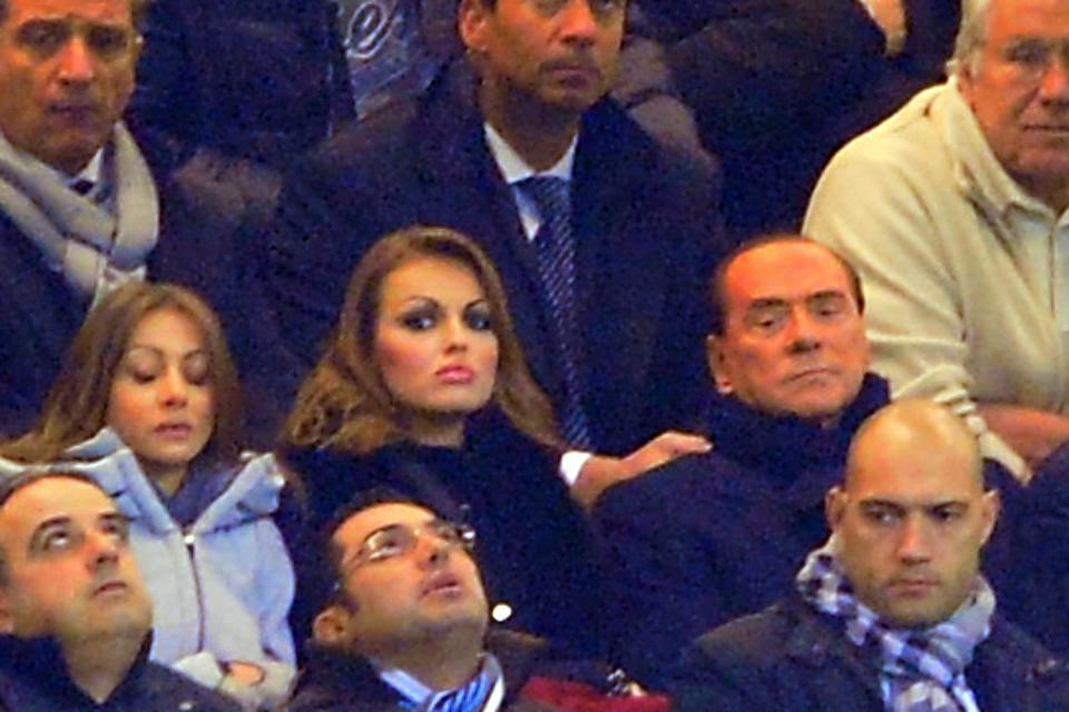 El ex primer ministro italiano Silvio Berlusconi junto a su novia Francesca Pascale, durante un partido del Milan contra el FC Zenith de la Champions League, en el Estadio San Siro. Silvio Berlusconi anunció en un programa de televisión que tiene una relación con Pascale, quien tiene casi 50 años menos que él. Diciembre 4, 2012. AFP PHOTO / GIUSEPPE CACACEGIUSEPPE CACACE/AFP/Getty Images