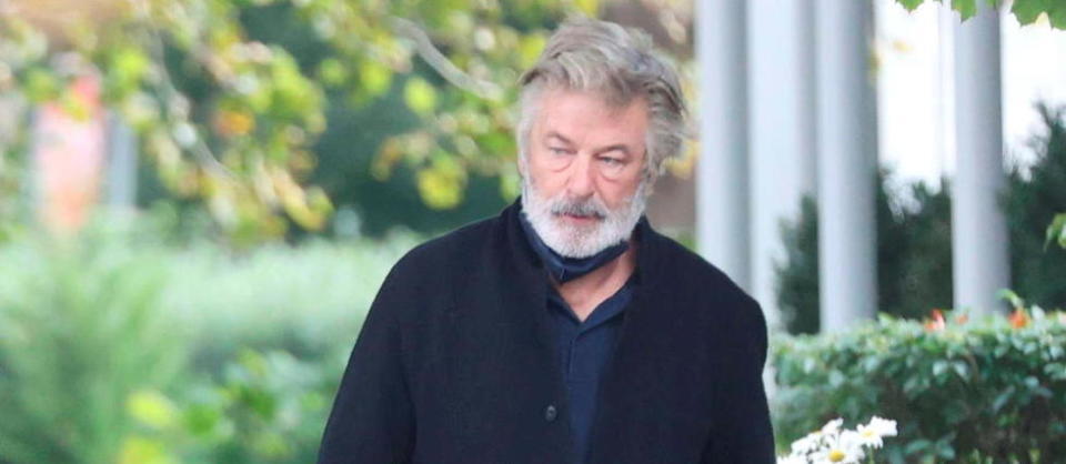 Alec Baldwin est accusé d'avoir accidentellement pris la vie de la directrice de photographie du western « Rust », lors du tournage. 
